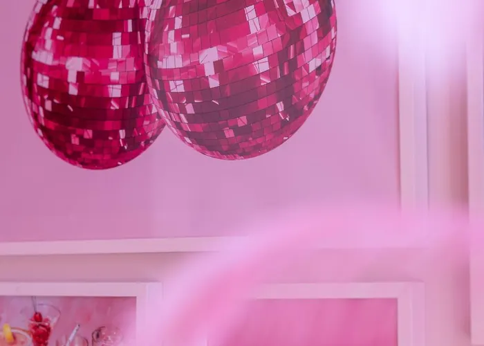 Daire Josef's L Pink Paradise