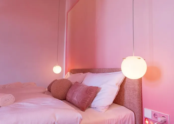 Daire Josef's L Pink Paradise *