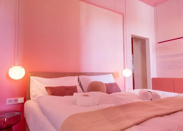 Daire Josef's L Pink Paradise