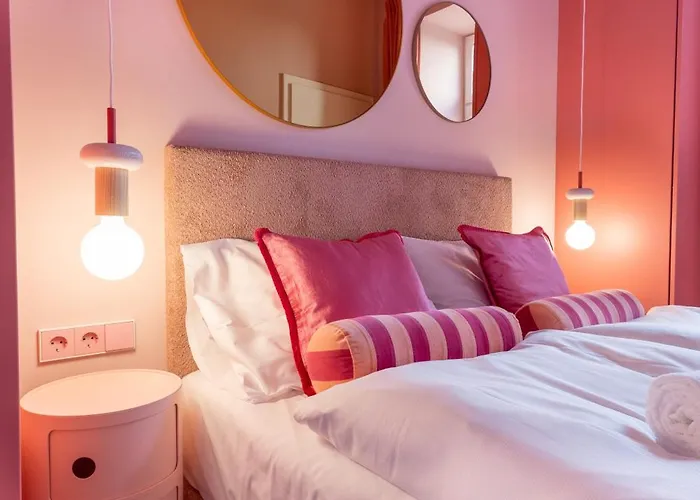 Daire Josef's L Pink Paradise