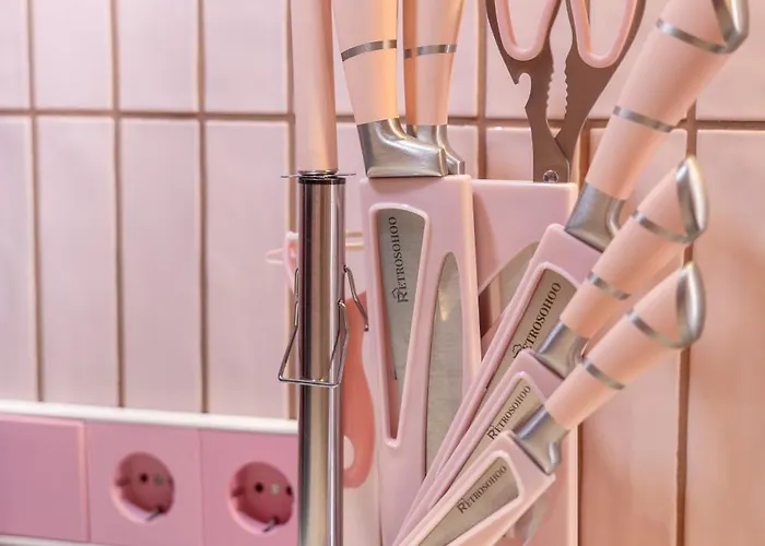 Daire Josef's L Pink Paradise